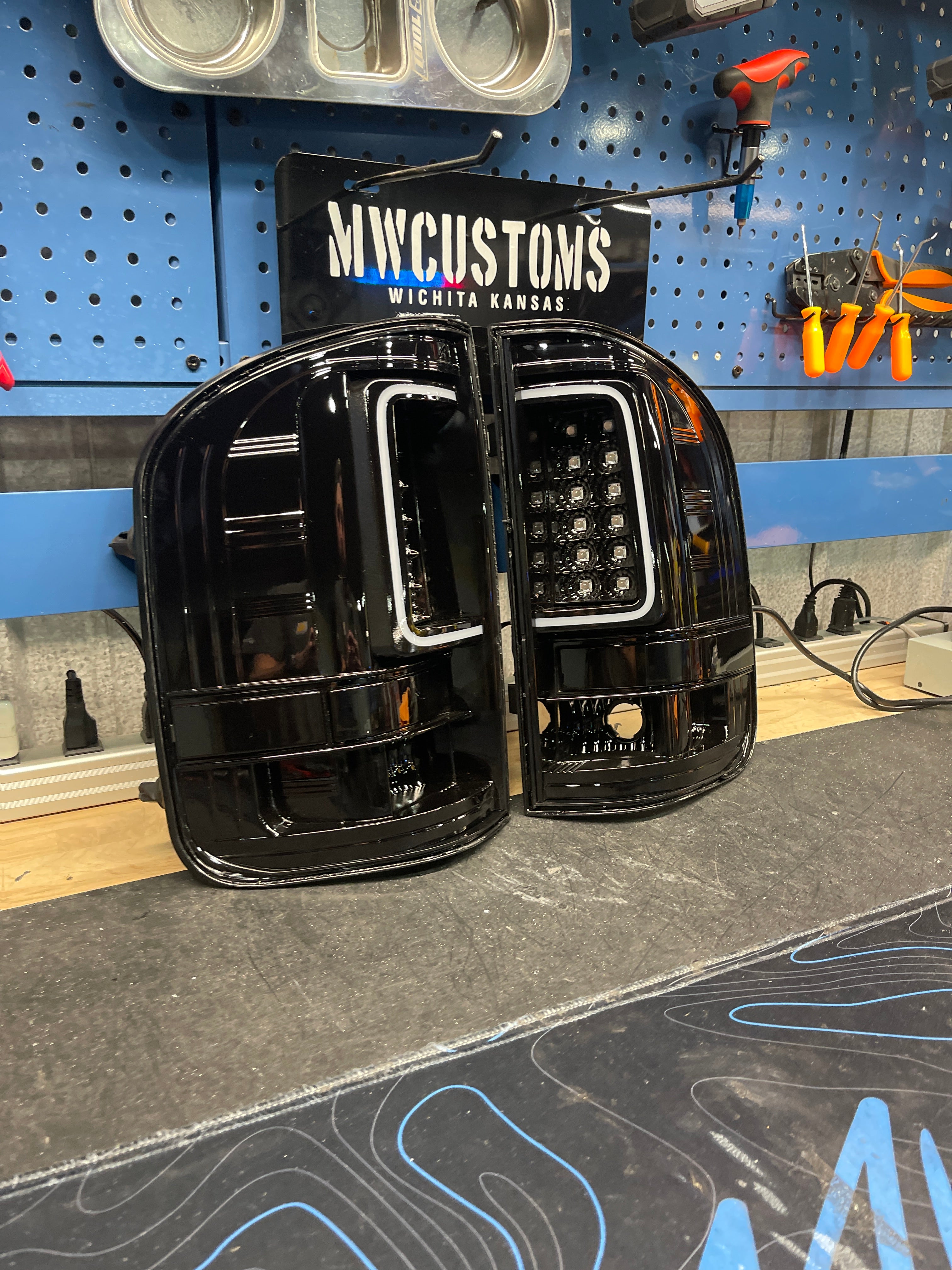 2007.5 - 13 CHEVY SILVERADO C BAR LED TAIL LIGHTS