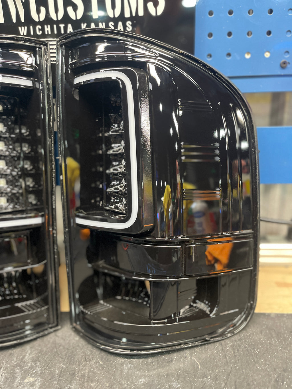 2007.5 - 13 CHEVY SILVERADO C BAR LED TAIL LIGHTS