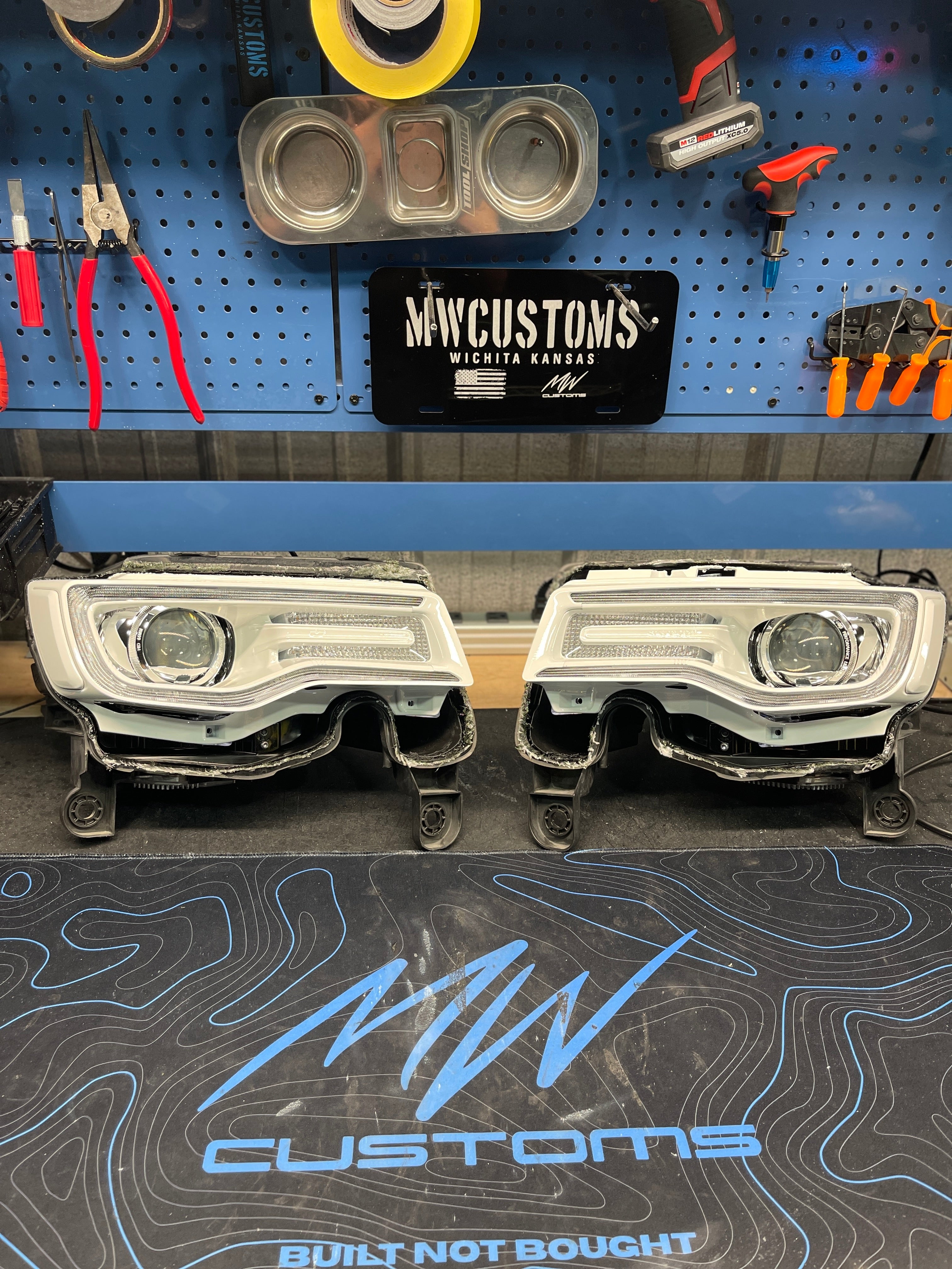 2014 - 22 JEEP GRAND CHEROKEE OEM HEADLIGHTS
