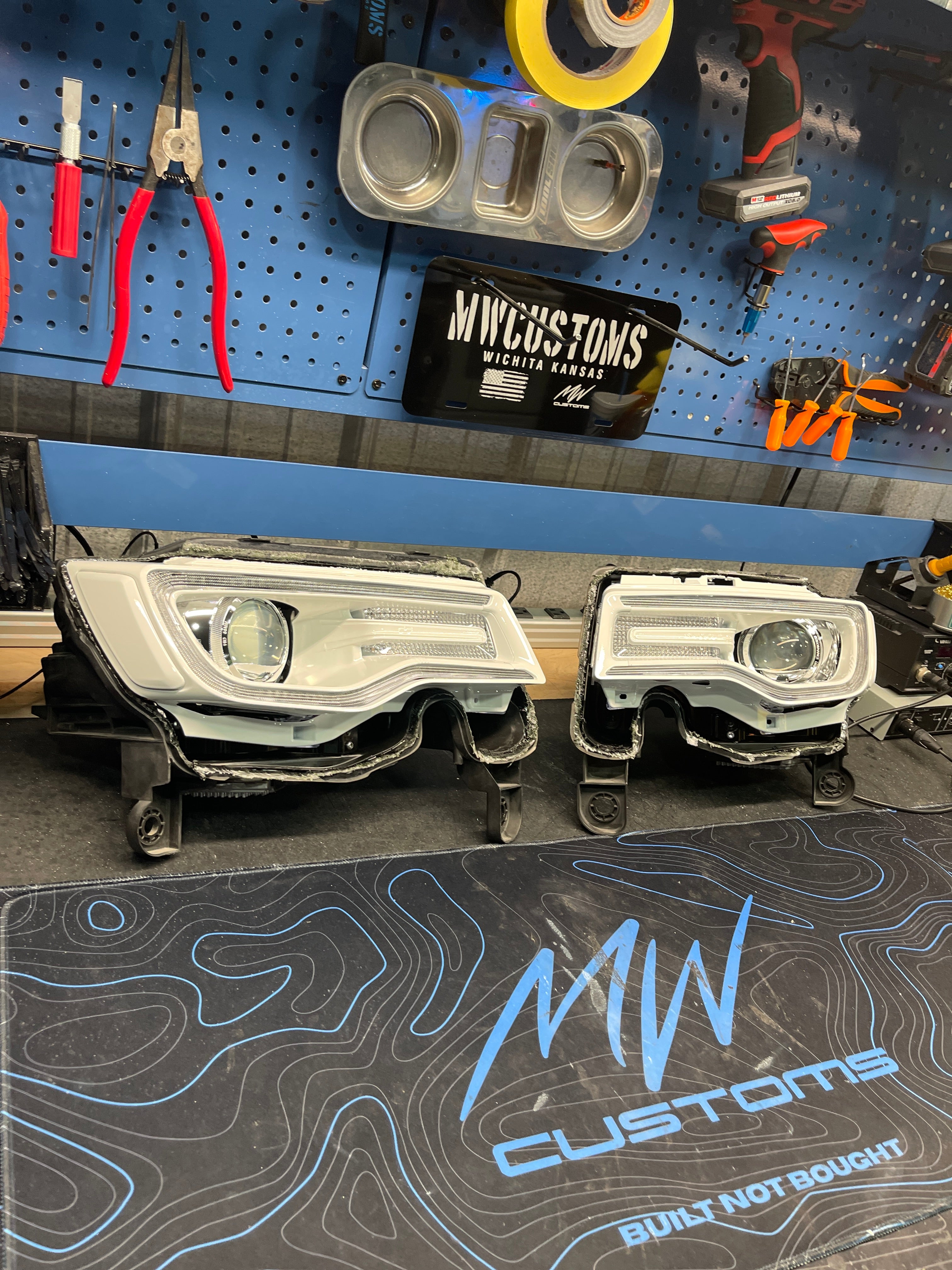 2014 - 22 JEEP GRAND CHEROKEE OEM HEADLIGHTS