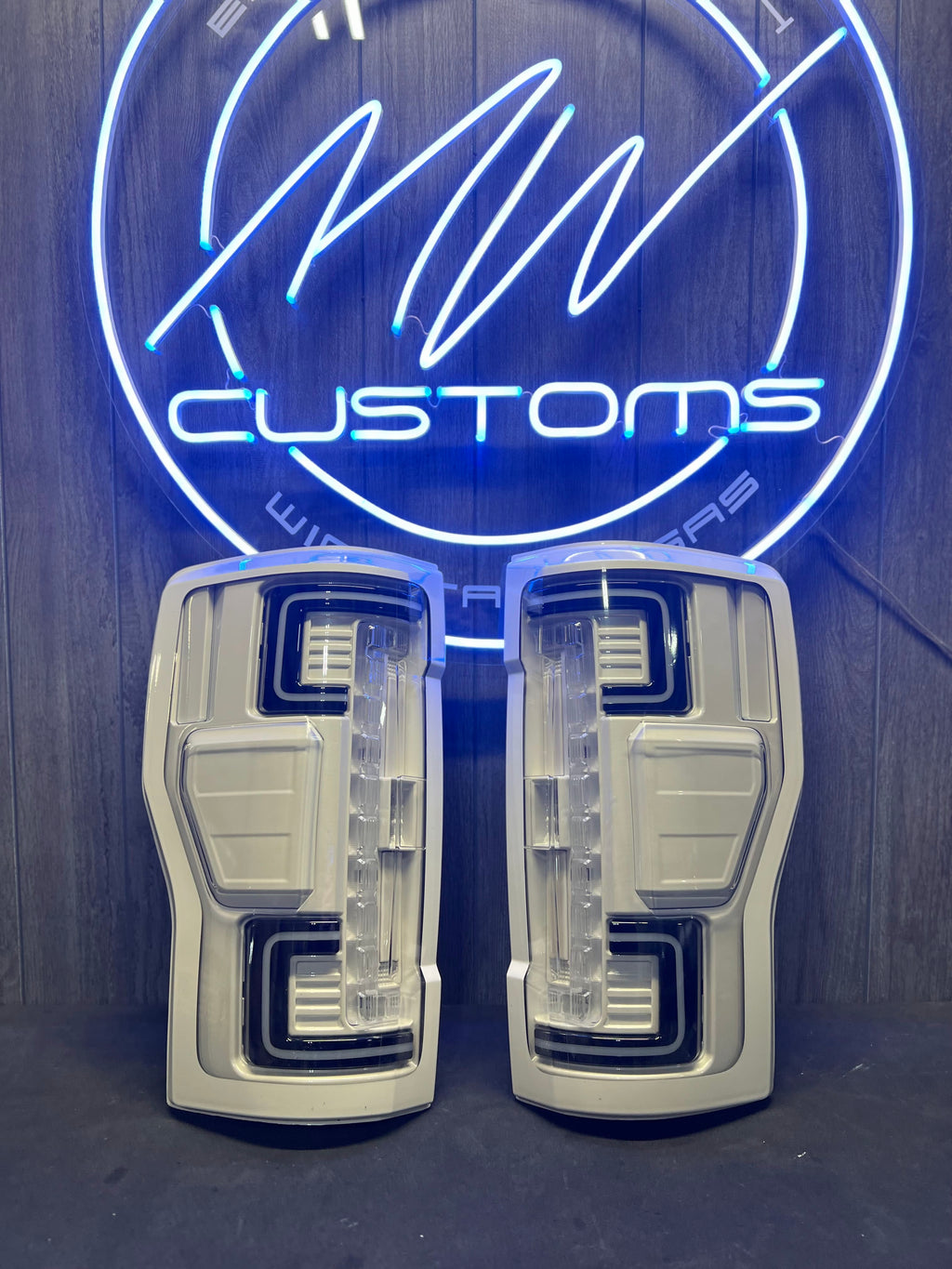2017-19 FORD SUPER DUTY C BAR TAIL LIGHTS