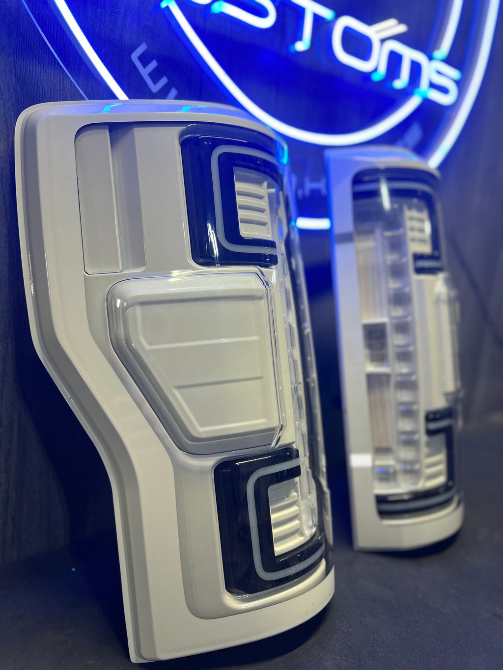 2017-19 FORD SUPER DUTY C BAR TAIL LIGHTS